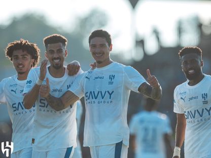 داروين نونيز يحتفل مع زملاء بهدفه الأول مع الهلال في مرمى آراو السويسري بمباراة ودية - 10 أغسطس 2025 - X/@Alhilal_EN