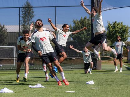 محمد صلاح ولاعبون من ليفربول خلال تدريب - 17 مايو 2025 - X/@LFC
