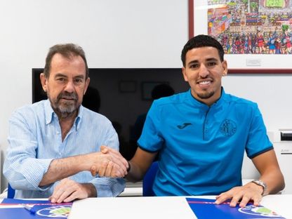 المغربي عبد الكبير عبقار خلال توقيعه لخيتافي الإسباني - 29 يوليو 2025 - getafecf.com