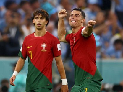كريستيانو رونالدو يحتفل مع جواو فيليكس بتسجيله هدفاً للبرتغال في مرمى أوروغواي بكأس العالم 2022 - 28 نوفمبر 2022 - Reuters