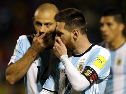 لاعبا الأرجنتين ليونيل ميسي وخافيير ماسكيرانو خلال مباراة الإكوادور في تصفيات كأس العالم 2018 - 10 أكتوبر 2017 - Reuters