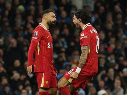 محمد صلاح نجم ليفربول يحتفل دومينيك سوبوسلاي بهدفه في مرمى مانشستر سيتي - 23 فبراير 2025 - Reuters