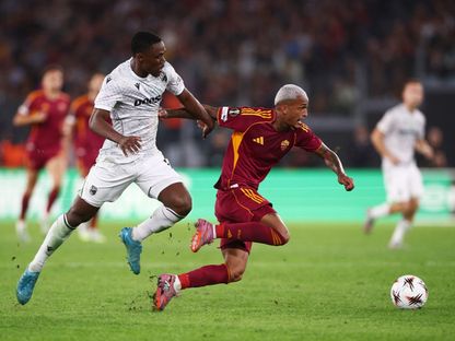 ويسلي لاعب روما يسيطر على الكرة في مباراة فيكتويا بلزن بالدوري الأوروبي - 23 أكتوبر 2025 - REUTERS