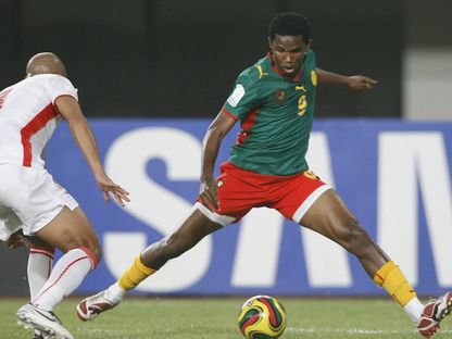 صامويل إيتو مهاجم الكاميرون السابق يحاول مراوغى أحد لاعبي تونس خلال مباراة بكأس الأمم الإفريقية 2008 - reuters