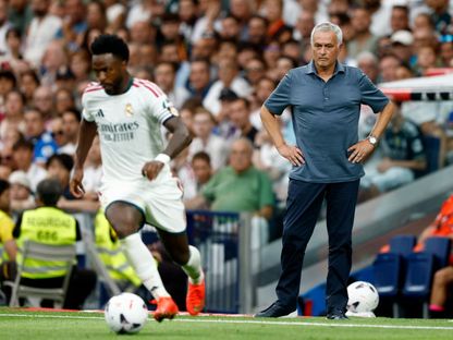 جوزيه مورينيو مدرب ريال مدريد يراقب فينيسيوس خلال لقاء ملقة - 30 أغسطس 2026 - Reuters