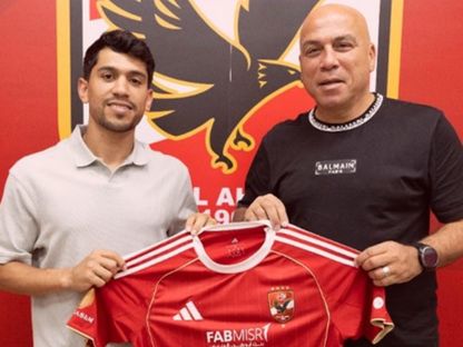 المدير الرياضي للنادي الأهلي محمد يوسف يقدم المدافع محمد شكري القادم من سيراميكا خلال الميركاتو الصيفي 2025 - Ahly/x
