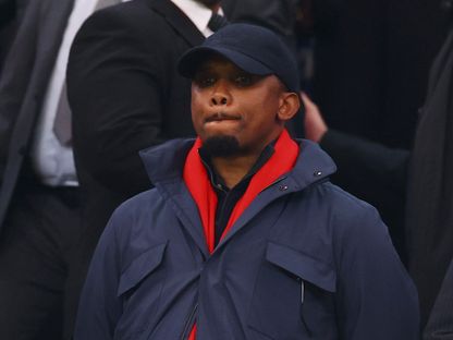 رئيس الاتحاد الكاميروني لكرة القدم صامويل إيتو في المدرجات خلال مواجهة المغرب في كأس الأمم الإفريقية - 9 يناير 2026 - REUTERS