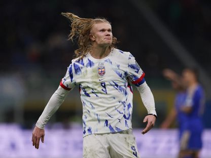 إيرلينغ هالاند مهاجم النرويج يحتفل بهدفه الأول في مرمى إيطاليا في تصفيات كأس العالم - 16 نوفمبر 2025 - Reuters