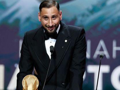 جيانلويجي دوناروما يتسلم جائزة أفضل حارس مرمى بحفل الكرة الذهبية- 22 سبتمبر 2025 - Reuters