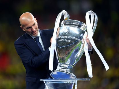 زين الدين زيدان مع كأس دوري أبطال أوروبا قبل نهائي ريال مدريد وبوروسيا دورتموند - 1 يونيو 2024 - Reuters