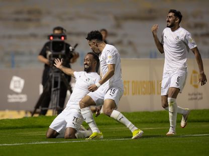 لاعبون من نيوم يحتفلون بتسجيل هدف في مرمى العربي بدوري يلو - 22 أبريل 2025 - X/@NEOMSportsClub