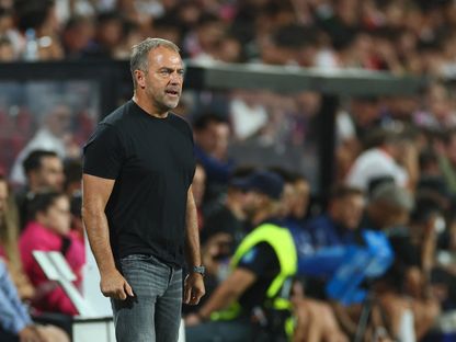 مدرب برشلونة هانزي فليك خلال مباراة ضد رايو فايكانو - 31 أغسطس 2025 - REUTERS