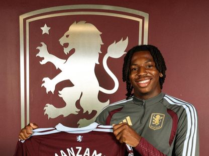 يوهان مانزامبي بعد انضمامه لأستون فيلا من فرايبورغ - 17 يوليو 2026 - X/@AVFCOfficial