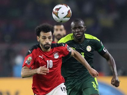 محمد صلاح لاعب المنتخب المصري يركض خلف الكرة في نهائي كأس أمم إفريقيا ضد السنغال - REUTERS