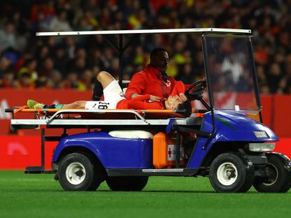 إسلام عيسى لاعب منتخب مصر يغادر الملعب بعد إصابته أمام إسبانيا ودياً - 31 مارس 2026 - REUTERS