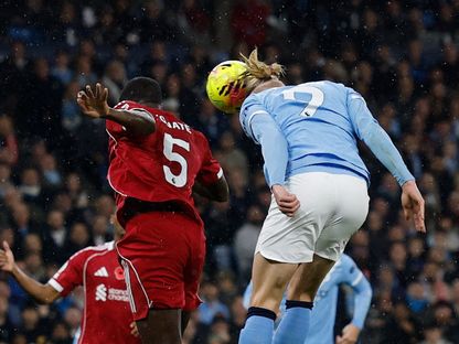 إيرلينغ هالاند مهاجم مانشستر سيتي يوجه رأسية قوية في شباك ليفربول بالدوري الإنجليزي - 9 نوفمبر 2025 - REUTERS