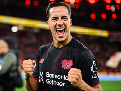 بعد طرد تن هاغ.. ليفركوزن يفوز بـ9 لاعبين على فرانكفورت بالدوري الألماني