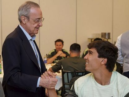 غونزالو غارسيا يصافح رئيس ريال مدريد فلورنتينو بيريز - 30 يونيو 2025 - realmadrid.com