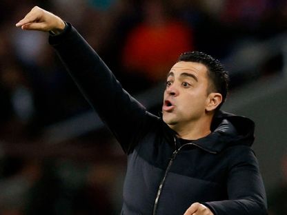 تشافي هيرنانديز يقدم بعض التعليمات للاعبي برشلونة في مباراة باريس سان جيرمان بدوري أبطال أوروبا 16-4-2024 - Reuters