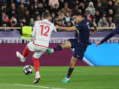 أشرف حكيمي أثناء تسجيله هدفاً في مباراة موناكو وباريس سان جيرمان بدوري أبطال أوروبا - 17 فبراير 2026 - Reuters