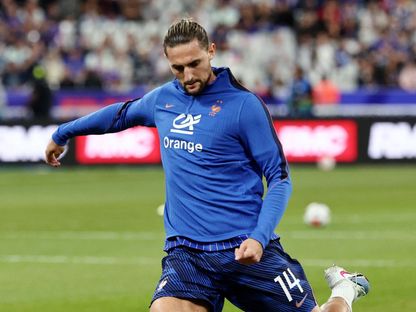 لاعب المنتخب الفرنسي، أدريان رابيو، أثناء عمليات الإحماء قبل مباراة إيطاليا في دوري الأمم الأوروبية - 2 أكتوبر 2026 - Reuters