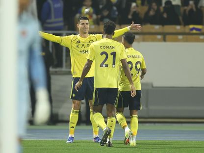 كريستيانو رونالدو نجم النصر يحتفل مع زملائه بهدفه في مرمى ضمك بالدوري السعودي - 21 يناير 2026 - X/@aawsat_spt