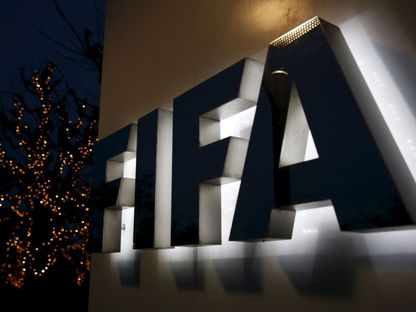 شعار الاتحاد الدولي لكرة القدم "فيفا" خارج مقره في زيوريخ بسويسرا - 17 ديسمبر 2015 - Reuters