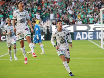 لاعب ليون خيمس رودريغيز يحتفل بالتسجيل مع زملائه في الفريق ضد خواريز في الدوري المكسيكي - 25 يناير 2025 - Reuters