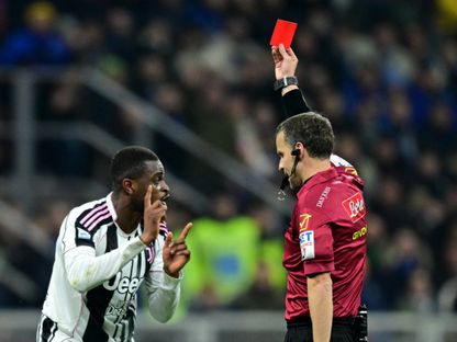الحكم فيديريكو لا بينا يُشهر البطاقة الحمراء في وجه بيير كالولو خلال مباراة إنتر ويوفنتوس بالدوري الإيطالي - 14 فبراير 2026 - Reuters