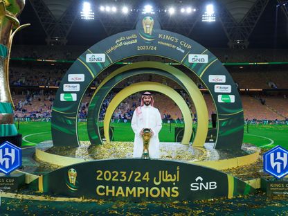 رئيس الهلال فهد بن نافل مع كأس الملك إثر الفوز على النصر في النهائي - 31 مايو 2024 - X/@Alhilal_FC