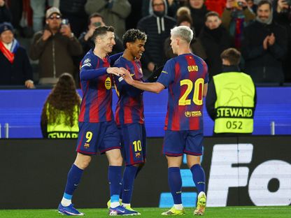 لاعب برشلونة لامين يامال يحتفل بالتسجيل ضد كوبنهاغن مع روبرت ليفاندوفسكي وداني أولمو في دوري أبطال أوروبا - 28 يناير 2026 - Reuters