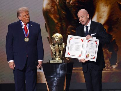 رئيس "فيفا" جياني إنفانتينو لدى تسليمه "جائزة السلام" للرئيس الأميركي دونالد ترمب خلال قرعة كأس العالم - 5 ديسمبر 2025 - Amber Searls-Imagn Images