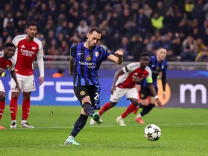 هاكان تشالهان أوغلو لاعب إنتر ميلان يسجل ركلة جزاء بمواجهة أرسنال في دوري أبطال أوروبا - 6 نوفمبر 2024 - Reuters