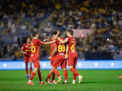 لاعبون من القادسية يحتفلون بتسجيل هدف في مرمى الوحدة بدوري روشن السعودي - 15 مايو 2025 - X/@aawsat_spt