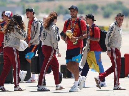 رودري يحمل كأس العالم لدى وصول منتخب إسبانيا إلى مدريد - 20 يوليو 2026 - REUTERS