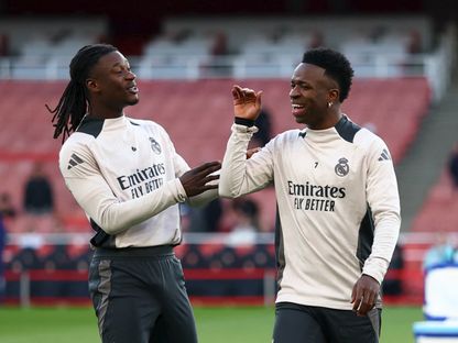 فينيسيوس جونيور وإدواردو كامافينغا خلال تدريب لريال مدريد على ملعب "الإمارات" قبل مواجهته أرسنال في دوري أبطال أوروبا - 7 أبريل 2025 - Reuters