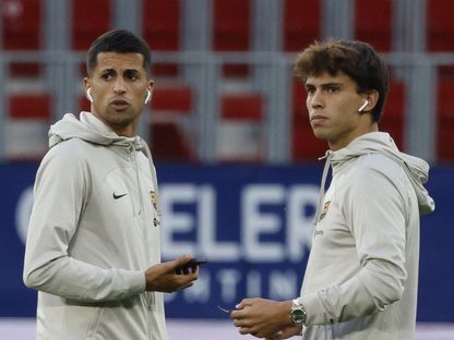 لاعبا برشلونة جواو فيليكس وجواو كانسيلو قبل مباراة أوساسونا في الدوري الإسباني - 3 سبتمبر 2023 - Reuters