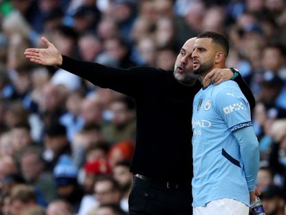 بيب غوارديولا مدرب مانشستر سيتي يوجه تعليماته إلى كايل ووكر خلال مواجهة فولهام في الدوري الإنجليزي - 11 يناير 2025 - REUTERS