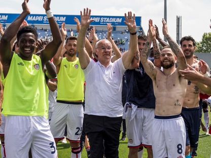 كلاوديو رانييري يودع جمهور كالياري بعد إبقاء الفريق في دوري الدرجة الأولى الإيطالي عام 2024 - CagliariCalcio/x