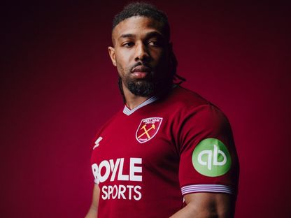 آداما تراوري في الجلسة التصويرية بقميص فريقه الجديد وست هام يونايتد - 28 يناير 2026 - facebook/WestHam