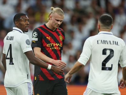 إيرلينغ هالاند متوسّطاً داني كارفاخال ودافيد ألابا خلال مباراة بين مانشستر سيتي وريال مدريد في دوري أبطال أوروبا - 9 مايو 2023 - Reuters