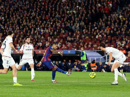 رافينيا يسجل هدف برشلونة أمام أوساسونا بالدوري الإسباني - 13 ديسمبر 2025 - Reuters