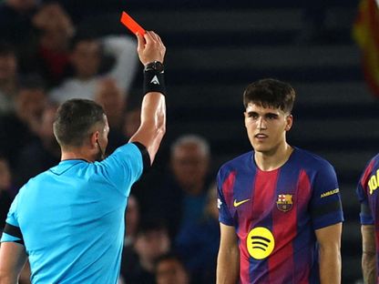 طرد باو كوبارسي في مباراة برشلونة وأتلتيكو مدريد بذهاب ربع نهائي دوري أبطال أوروبا - 8 أبريل 2026 - Reuters