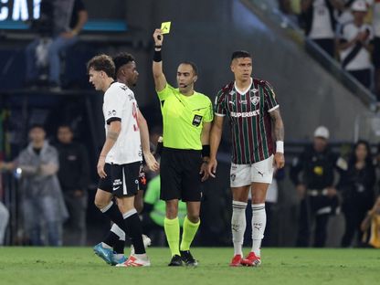 لاعب فاسكو دا غاما فاكوندو كوليديو تلقى بطاقة صفراء من قبل الحكم دافي دي أوليفيرا لاسيردا خلال مباراة فلومينينسي - 5 سبتمبر 2026 - Reuters