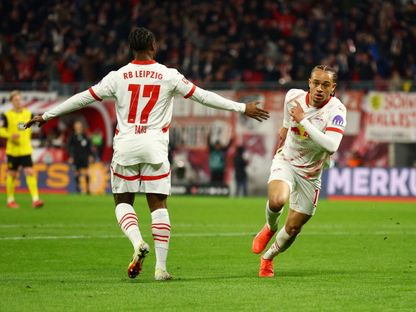 تشافي سيمونز لاعب لايبزيغ يحتفل بهدفه في شباك بوروسيا دورتموند - 15 مارس 2025 - Reuters