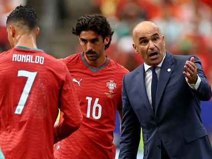روبرتو مارتينيز رفقة كريستيانو رونالدو وفرانسيسكو ترينكاو خلال مباراة البرتغال وأوزباكستان - 23 يونيو 2026 - Reuters