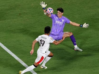 حارس الهلال ياسين بونو يتصدى لمواجهة مع إيلكاي غوندوغان خلال مواجهة مانشستر سيتي والهلال - 30 يونيو 2025 - Reuters