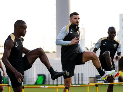 نغولو كانتي وحسام عوار وموسى ديابي خلال تدريب للاتحاد - 19 أبريل 2025 - X/@ittihad