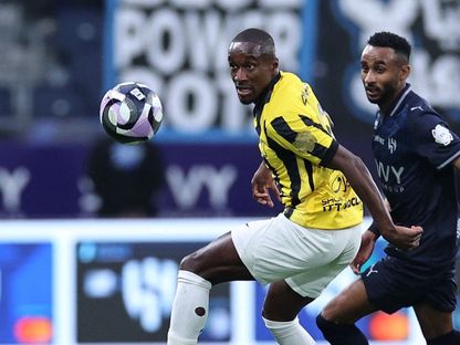 لاعب الاتحاد موسى ديابي ومتعب الحربي لاعب الهلال خلال مواجهة الفريقين في الدوري السعودي- ٢١ فبراير ٢٠٢٦ - Reuters