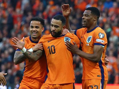 لاعب هولندا ممفيس ديباي يحتفل بالتسجيل ضد مالطا مع جاستن كلويفرت ودينزل دومفريس في التصفيات الأوروبية لكأس العالم - 10 يونيو 2025 - ٌReuters